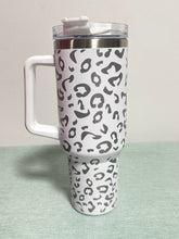 Cargar imagen en el visor de la galería, 40oz Cheetah Leopard Laser Etched Stainless Tumbler