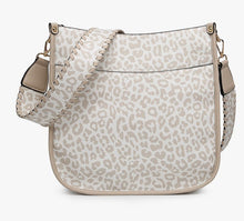 Cargar imagen en el visor de la galería, Jen &amp; Co Chloe Crossbody with Guitar Strap
