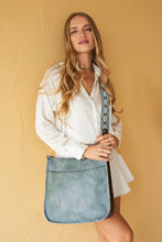 Cargar imagen en el visor de la galería, Jen &amp; Co Chloe Crossbody with Guitar Strap
