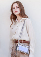 Cargar imagen en el visor de la galería, Jen &amp; Co Maeve Cell Phone Crossbody
