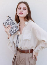 Cargar imagen en el visor de la galería, Jen &amp; Co Maeve Cell Phone Crossbody

